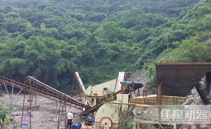 重型錘式破碎機(jī)作業(yè)現(xiàn)場